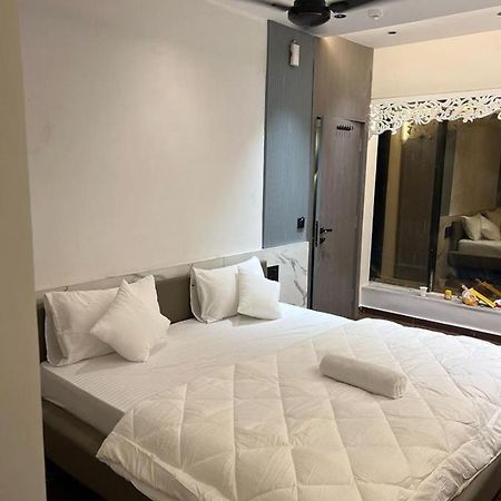 V Love Hotel 苏拉特 外观 照片