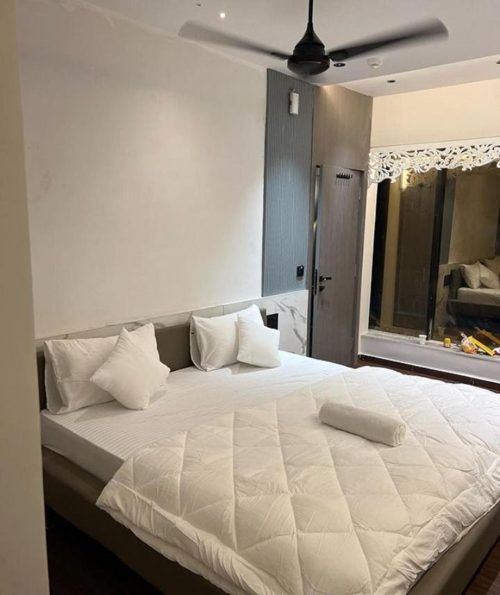 V Love Hotel 苏拉特 外观 照片