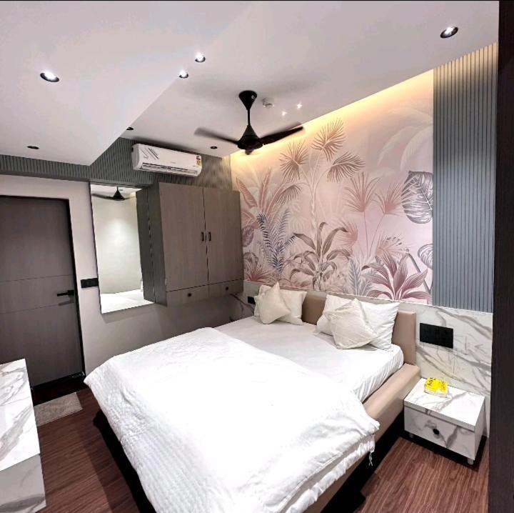 V Love Hotel 苏拉特 外观 照片