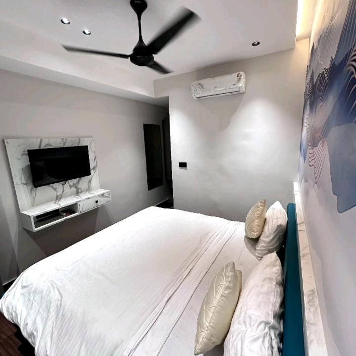 V Love Hotel 苏拉特 外观 照片