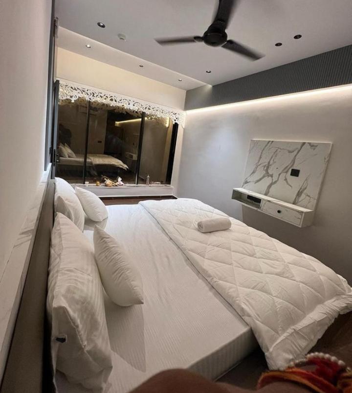 V Love Hotel 苏拉特 外观 照片