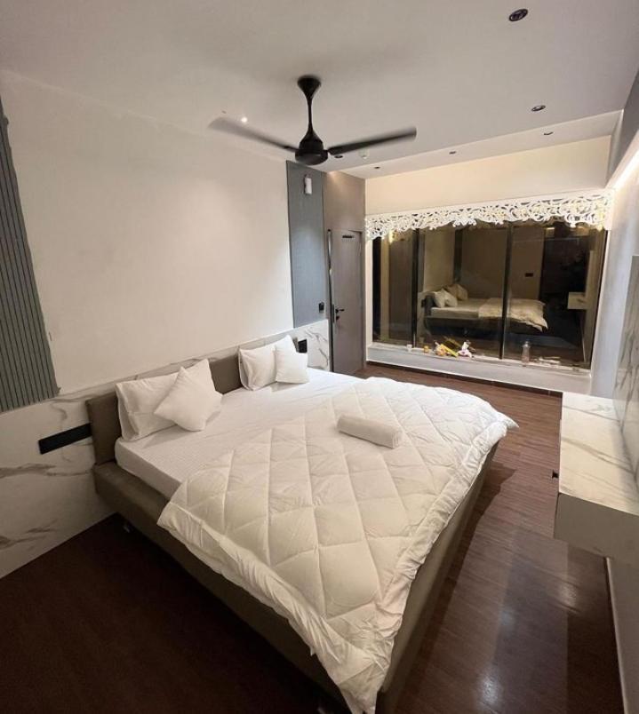 V Love Hotel 苏拉特 外观 照片