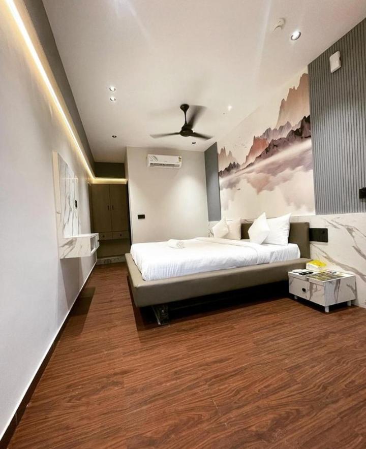 V Love Hotel 苏拉特 外观 照片