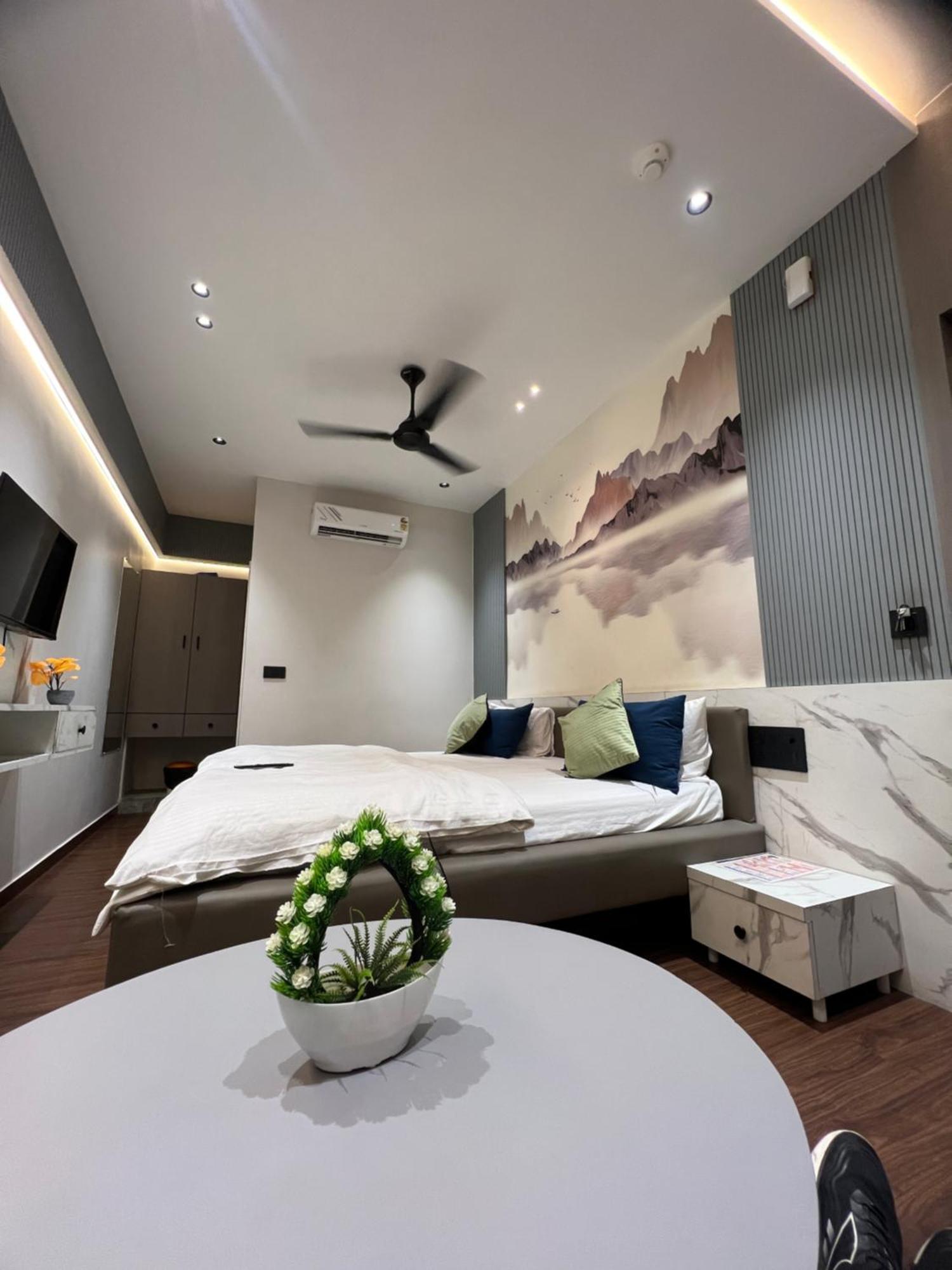 V Love Hotel 苏拉特 外观 照片