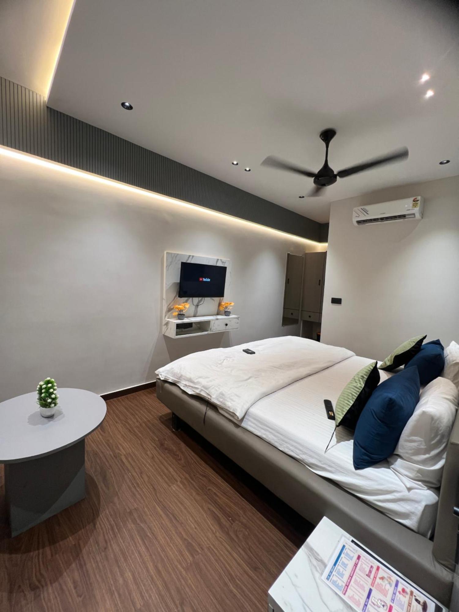 V Love Hotel 苏拉特 外观 照片