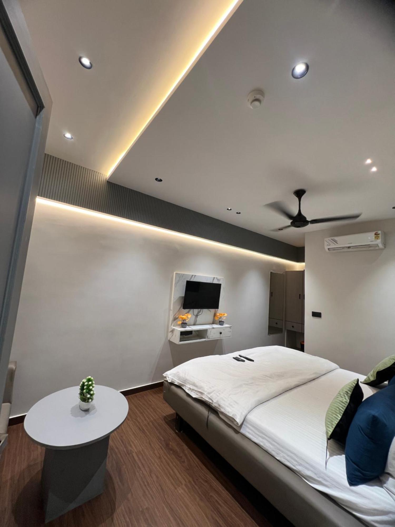 V Love Hotel 苏拉特 外观 照片