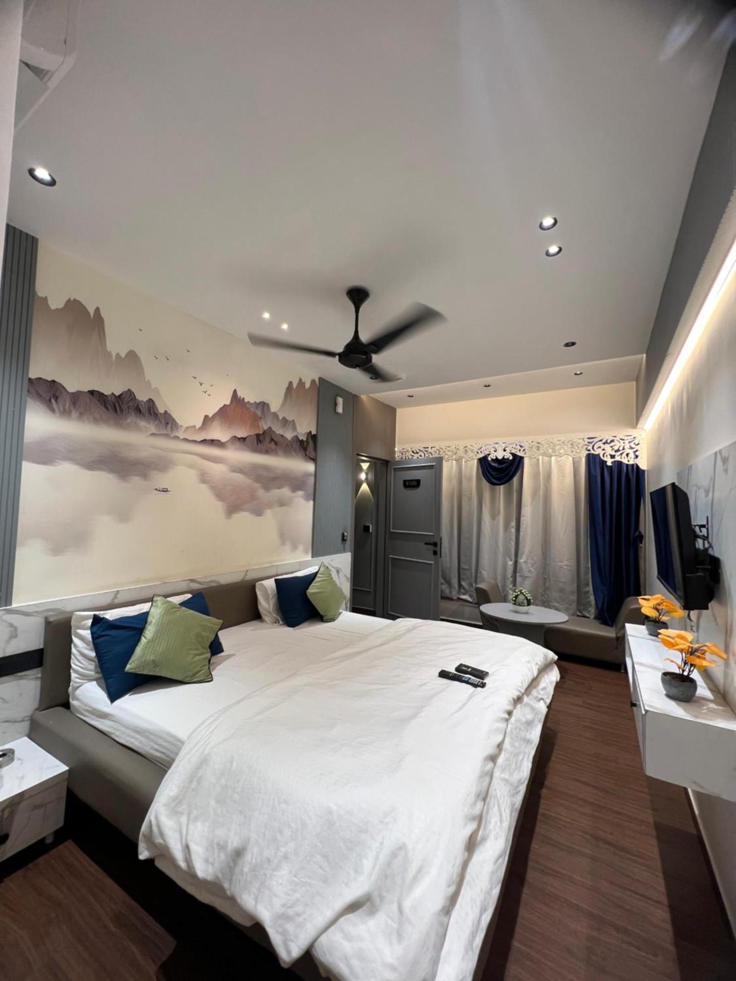 V Love Hotel 苏拉特 外观 照片